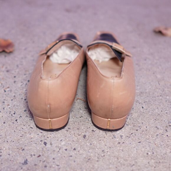 CHANEL Vintage Two-Tone Beige Black Leather Loafers Logo Buckle EU 39 - Picture 4 of 11